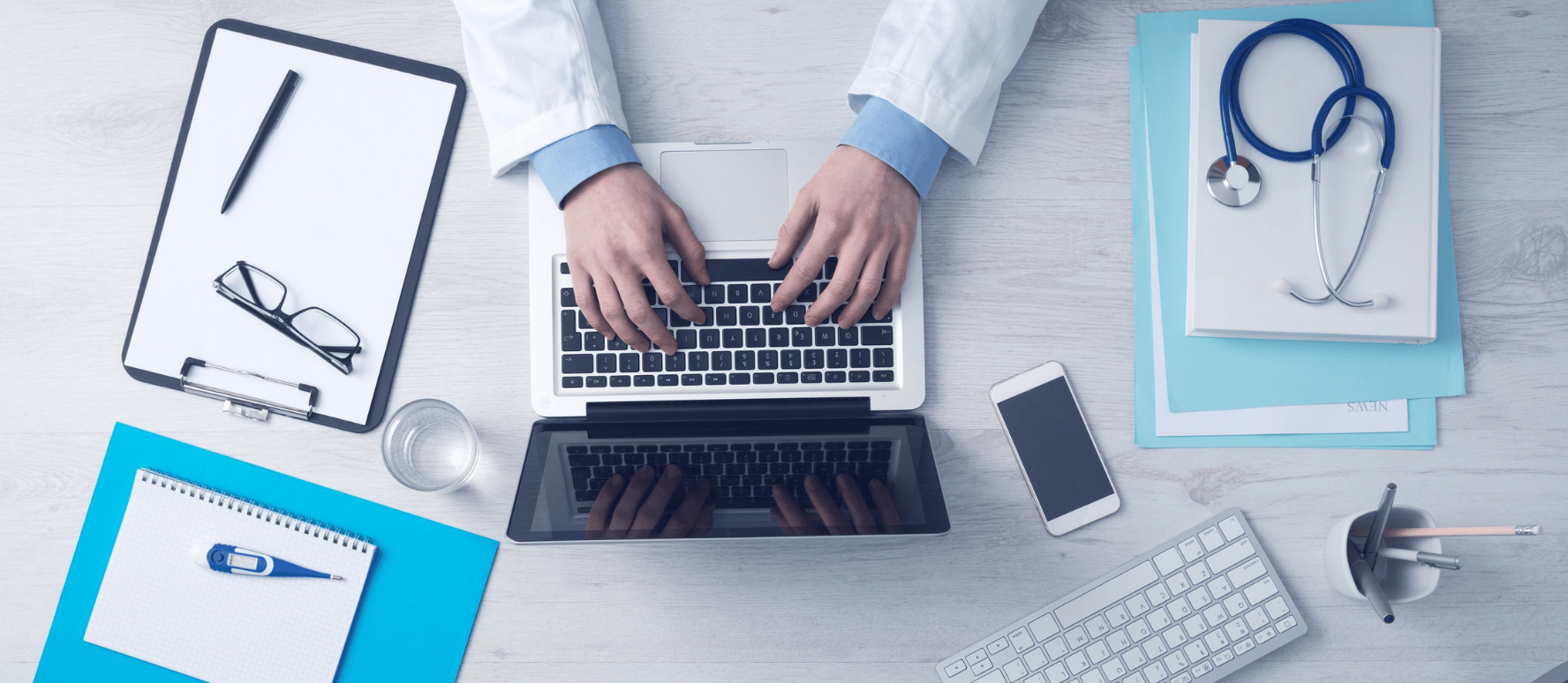 Cinsel yolla bulaşan hastalıklar için test sonuçlarını değerlendiren doktor